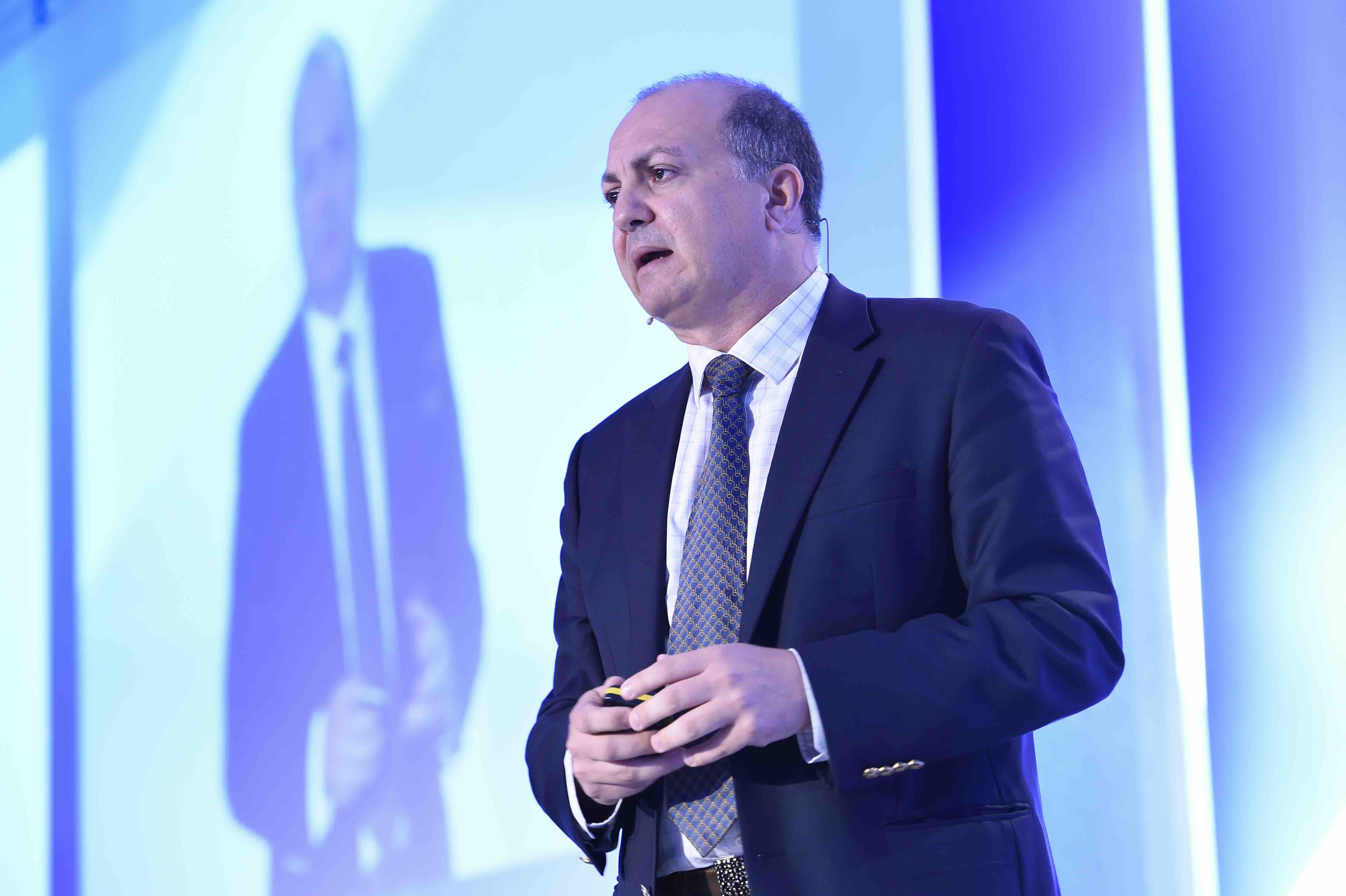 Dr. Sultan Linjawi - Endocrinologist presenting at diabetes conference